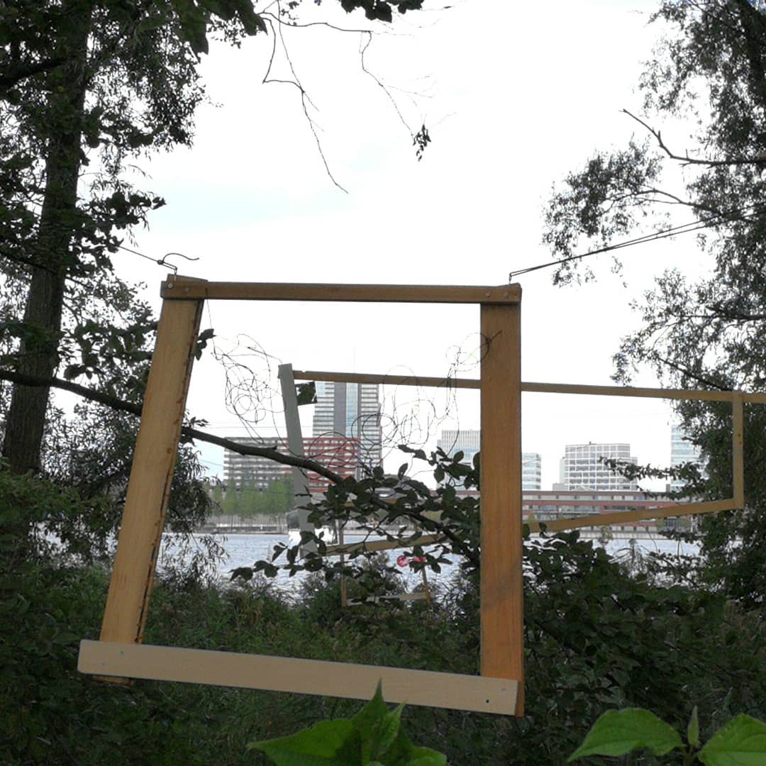 ‘Het is maar hoe je het ziet’, Installatie - Urban Jungle Exposure, Vanuit verschillende posities heb je een ander perspectief op Almere. Afvalhout en koord, 2019 HOE JE KIJKT