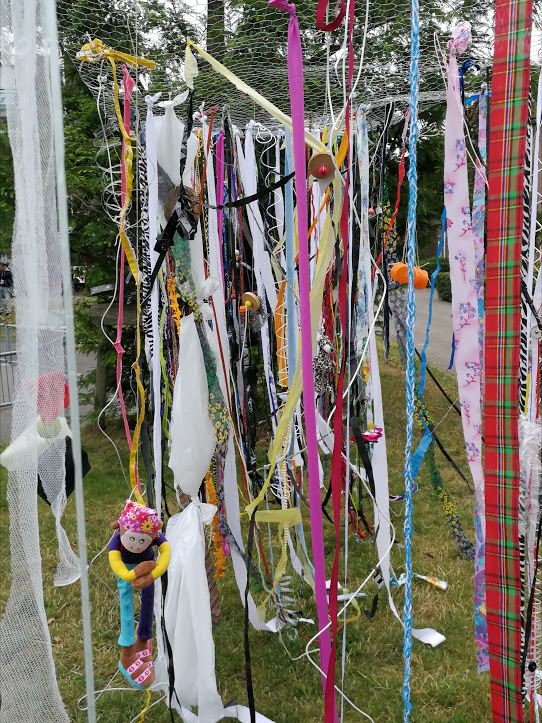 ‘Dwarrelen’, Beeldende installatie tijdens Ouder en Kind Festival Almere, Mixed media, gerecyclede en plooibare materialen, 2019 DWARRELEN