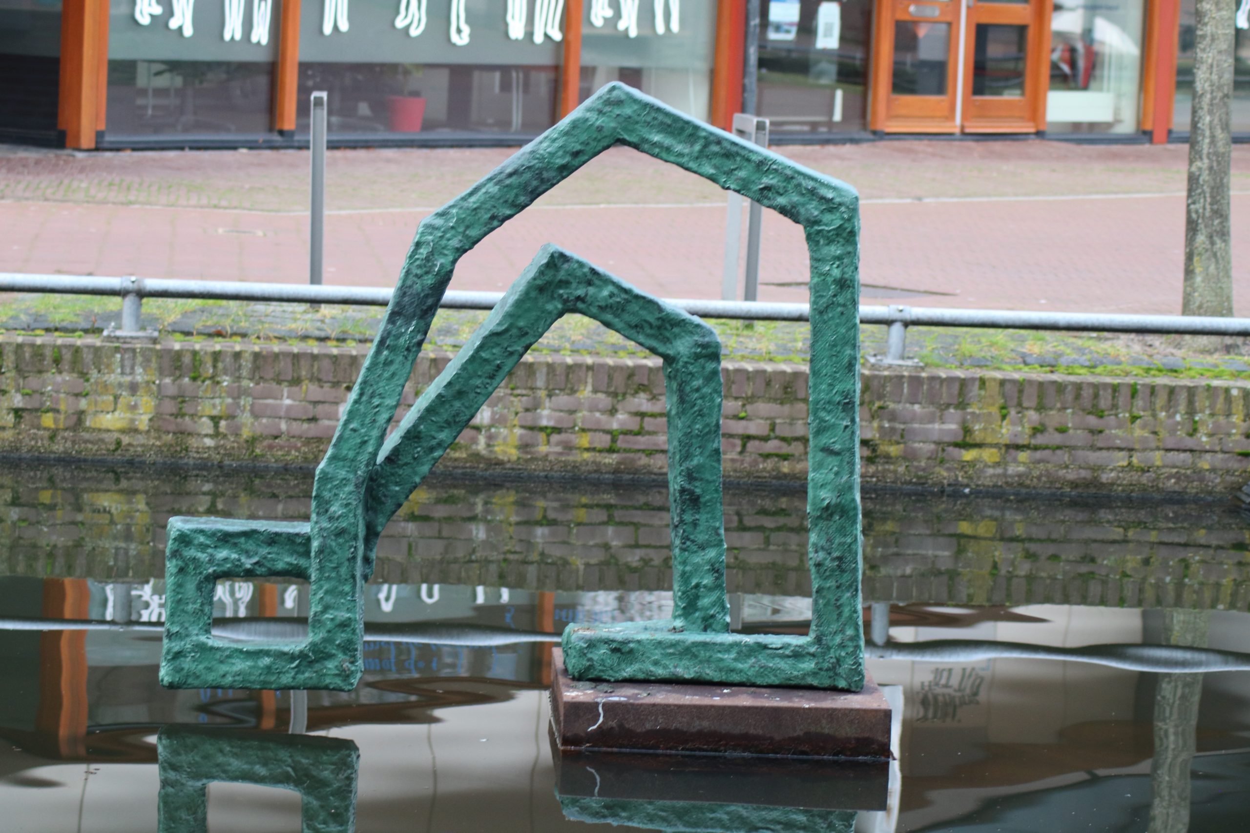 ‘Op zoek’ Beeld in de Kerkgracht van Almere Haven, Milieuvriendelijke acryllaat om frame van gerecycled hout en piepschuim, 2019
